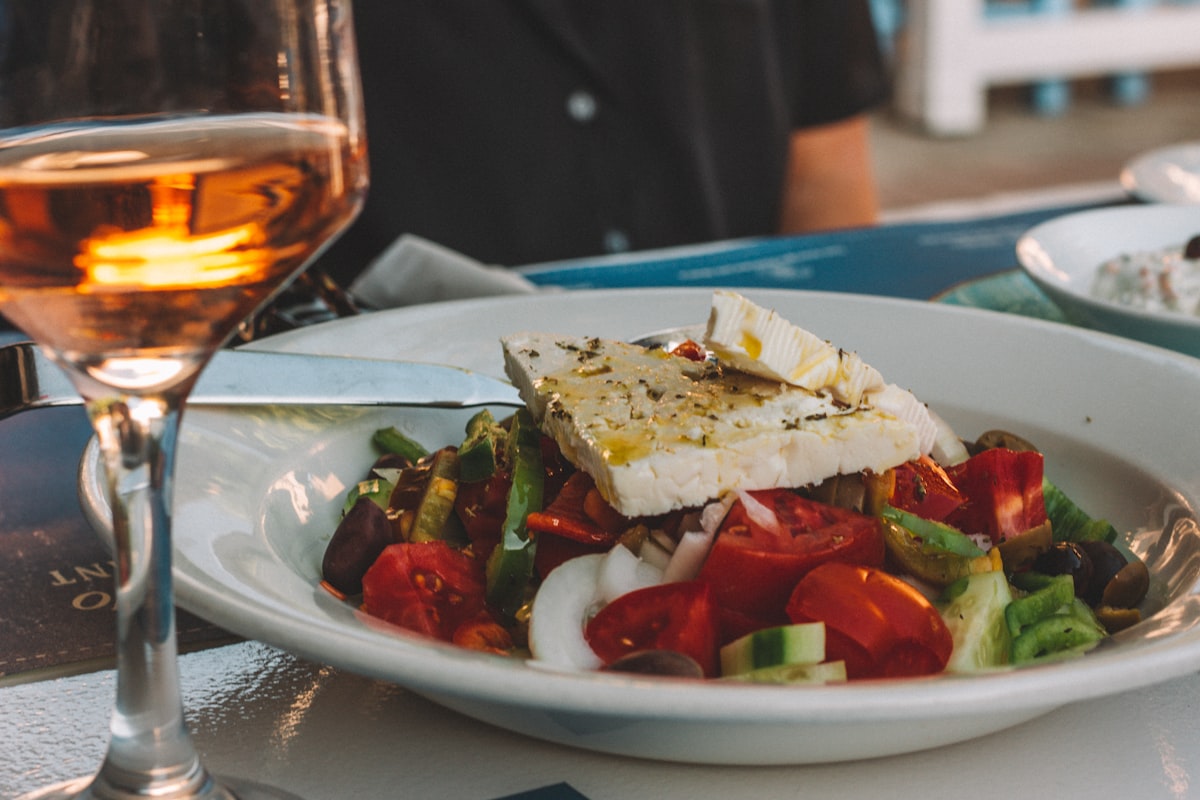 Salade grecque traditionnelle avec feta et olives
